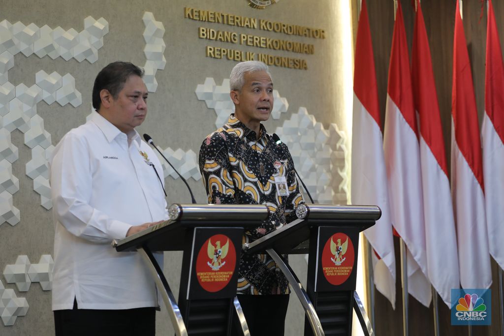 Menteri Koordinator Bidang Perekonomian RI, Airlangga Hartarto (kiri) dan Gubernur Provinsi Jawa Tengah Ganjar Pranowo (kanan) Konferensi Pers terkait program Proyek Strategis Nasional (PSN) Provinsi Jawa Tengah di Gedung Ali Wardhana, Kementerian Perekonomian, Jakarta, Senin (17/7/2023). (CNBC Indonesia/Faisal Rahman)