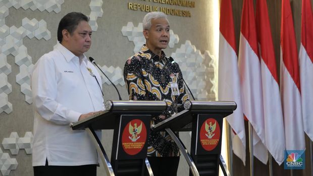 Menteri Koordinator Bidang Perekonomian RI, Airlangga Hartarto (kiri) dan Gubernur Provinsi Jawa Tengah Ganjar Pranowo (kanan) Konferensi Pers terkait program Proyek Strategis Nasional (PSN) Provinsi Jawa Tengah di Gedung Ali Wardhana, Kementerian Perekonomian, Jakarta, Senin (17/7/2023). (վ/Faisal Rahman)