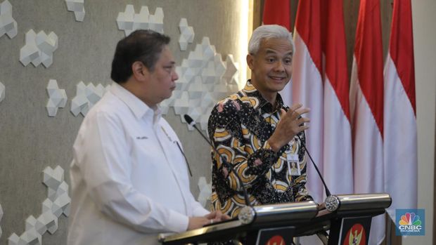 Menteri Koordinator Bidang Perekonomian RI, Airlangga Hartarto (kiri) dan Gubernur Provinsi Jawa Tengah Ganjar Pranowo (kanan) Konferensi Pers terkait program Proyek Strategis Nasional (PSN) Provinsi Jawa Tengah di Gedung Ali Wardhana, Kementerian Perekonomian, Jakarta, Senin (17/7/2023). (վ/Faisal Rahman)