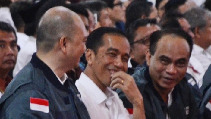 Ketum Arus Bawah Jokowi (ABJ) Michael Umbas, Jokowi, dan Ketum Projo Budi Arie Setiadi.