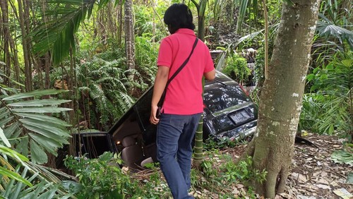 Mobil yang membawa rombongan pemedek terjun ke parit sedalam 3 meter di Desa/Kecamatan Bebandem, Kabupaten Karangasem karena sopir diduga mengantuk pada Senin (17/7/2023).