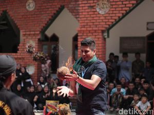 Saat Dosen Asal Palestina Jajal Permainan Bola Api di Sukabumi
