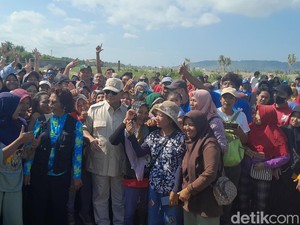 Prabowo Kunjungi Pangandaran, Warga: Hidup Presiden!