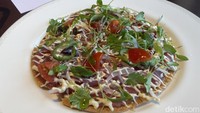 Restoran ini menawarkan menu tuna pizza unik yang disajikan dengan tuna mentah. Kemudian, ditambahkan daun ketumbar, tomat, dan bawang bombai. Foto: detikFood/Yenny Mustika Sari / dok. Morimoto Jakarta