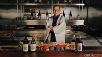 Chef Masaharu Morimoto mulai dikenal namanya berkat tampil dalam acara Iron Chef Amerika dan Jepang. Sebagai Iron Chef, Morimoto mampu menunjukkan teknik dan kreativitas memasaknya dengan bahan-bahan unik di depan jutaan orang.  Foto: dok. Morimoto Jakarta