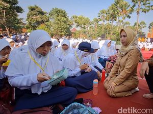Wali Kota Mojokerto Bangga Ribuan Siswa SMP Berperan Kurangi Sampah Plastik