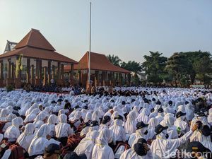 Siswa SMP Mojokerto Senang Dapat Seragam Gratis, Ning Ita: Semangat Juga Baru