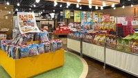 Selain membuat kerupuk beras sendiri ada juga toko yang menghadirkan berbagai macam camilan. Semuanya tak jauh-jauh dari produk kerupuk beras. Foto: TripAdvisor