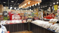 Banyak juga varian jajanan yang ditawarkan untuk diboyong sebagai oleh-oleh. Hampir semua pengunjung yang pernah datang ke sini selalu mengaku puas! Foto: TripAdvisor