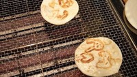 Tak hanya bentuk, kerupuk berasnya juga bisa idberi lukisan. Semua yang ingin digambar atau ditulis boleh dituangkan di atas kerupuk beras. Foto: TripAdvisor