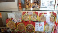 Kerupuk beras hasil karya pengunjung nantinya bisa dibawa pulang. Dibungkus dalam kemasan yang imut, ada surat yang boleh dituliskan dengan pesan-pesan yang manis. Foto: TripAdvisor