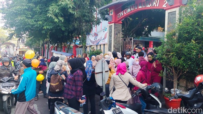 Orangtua Ramai-ramai Antar Anak Sekolah di Hari Pertama