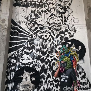 Pameran Tunggal Eko Nugroho Digelar di galeri seni ROH hingga 13 Agustus 2023.