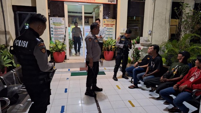 Para pelaku pesta miras yang terjaring razia di Surabaya