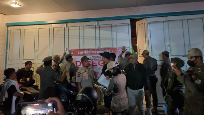 Satpol PP Parepare, Sulawesi Selatan (Sulsel) menyegel tempat karaoke Inbox lantaran melanggar jam operasional dan menjual bebas minuman keras (miras).