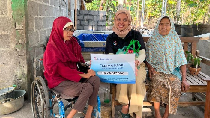 Meski hanya bisa duduk di kursi roda, Parmi mulai budidaya ikan untuk kehidupan dia dan ibunya. Parmi bisa budidaya ikan di rumahnya berkat donasi sahabat baik.