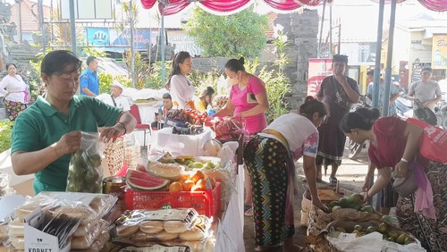 Beberapa warga tengah berbelanja di Pasar Murah dari Pemerintah Kota Denpasar yang berlokasi di Banjar Adat Kelod, Denpasar pada Senin (17/7/2023).
