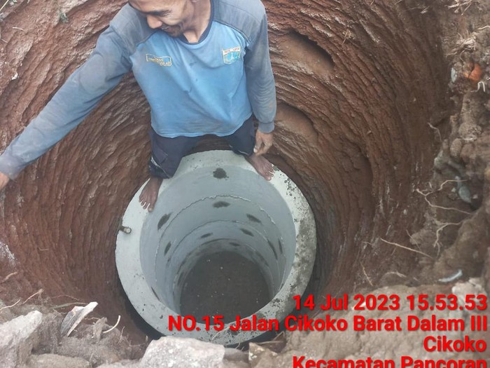 Pembangunan bak penampungan limbah kotoran sapi di Cikoko, Pancoran, Jaksel, milik peternak bernama Burhan. (Dok Istimewa)
