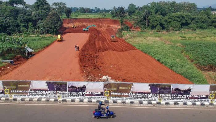 Foto udara pembangunan akses jalan baru menuju Stadion Pakansari, Kabupaten Bogor, Jawa Barat, Senin (17/7/2023). Pemerintah Kabupaten Bogor membangun  jalan baru menuju Stadion Pakansari, Cibinong, tepatnya dari sebelah timur stadion yang nantinya akan terhubung ke jalan raya Jakarta-Bogor. ANTARA FOTO/Yulius Satria Wijaya/nym.
