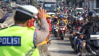 Kemacetan terlihat pada saat jam berangkat kerja di hari Senin dan membuat lini masa ramai dengan keluhan. 