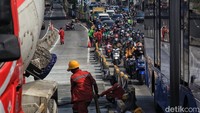 Arus kendaraan terpantau padat merayap dari arah Kalideres menuju Grogol maupun arah sebaliknya imbas proyek pembetonan jalan di mulut flyover tersebut. 