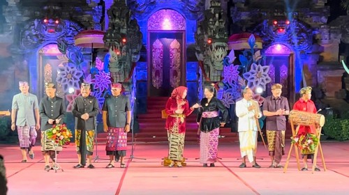 Menteri Kesehatan Budi Gunadi Sadikin didampingi Gubernur Bali Wayan Koster membuka Festival Seni Bali Jani ke 5 di Art Center, Denpasar, Minggu (16/7/2023).