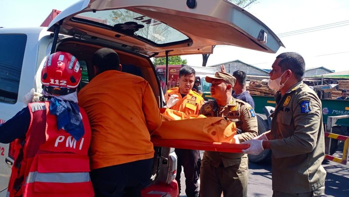 Pemotor Surabaya tewas usai tabrak truk