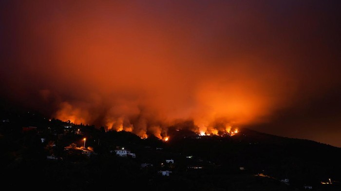 Kebakaran melanda hutan di Pulau La Palma, Spanyol, Minggu (16/7/2023) waktu setempat. Pihak berwenang mengatakan kebakaran hutan ini terjadi di tengah Eropa berjuang mengatasi gelombang panas.