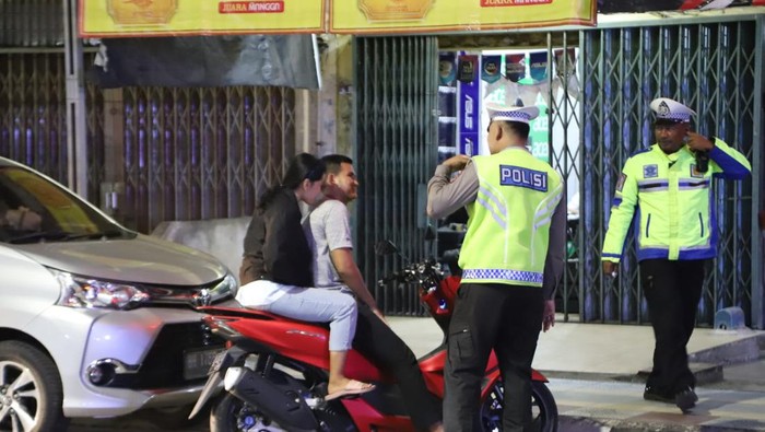 Penilangan pemotor oleh Satlantas Polresta Jambi dalam Operasi Patuh 2023. (Foto: Dok Satlantas Polresta Jambi)