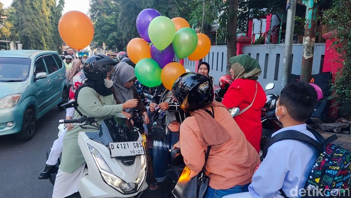 Penjual balon gas di Cimahi
