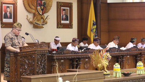 Penyampaian pandangan umum Fraksi NasDem, PSI, Hanura terkait Raperda Tentang Pungutan Bagi Wisatawan Asing untuk Perlindungan Kebudayaan dan Lingkungan Alam Bali, Senin (17/7/2023). (Foto: Humas DPRD Bali)