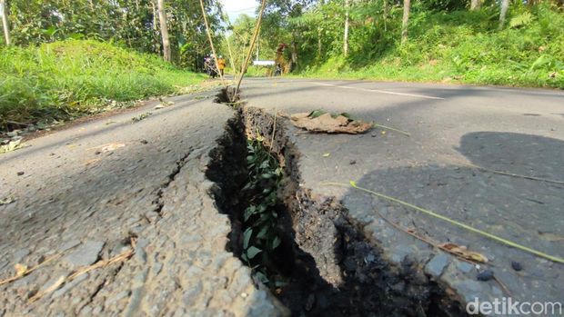 Perbaikan Jalan Cirahong-Nagrak, Ciamis yang terbelah