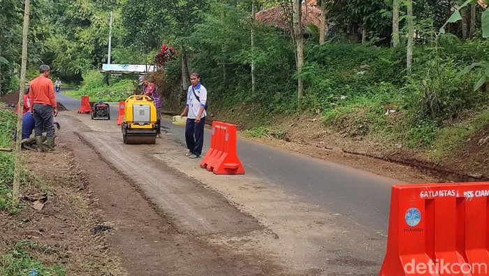 Perbaikan Jalan Cirahong-Nagrak, Ciamis yang terbelah