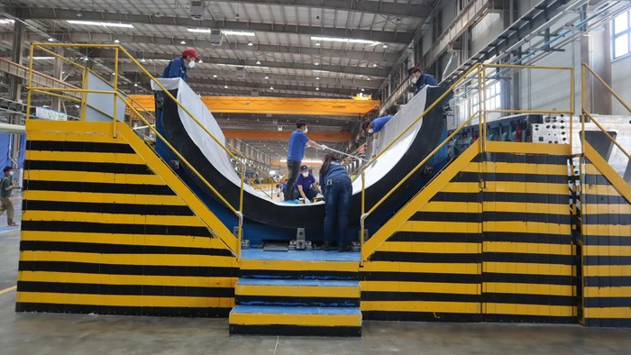 Pernah Lihat Pabrik Baling-baling 'Raksasa'? Nih Penampakannya Sejumlah baling-baling berukuran besar untuk menggerakkan pembangkit listrik tenaga angin yang dibuat oleh Mingyang New Energy Material Technology Co Ltd, di Baotou, Mongolia Dalam, siap diangkut ke berbagai lokasi pembangkitan di China, Kamis (1/6/2023). Perusahaan tersebut mampu memproduksi 600 set baling-baling pembangkit listrik tenaga angin per tahun dengan kemampuan produksi listrik per unit antara 5 hingga 12 megawatt. ANTARA FOTO/M. Irfan Ilmie/hp.