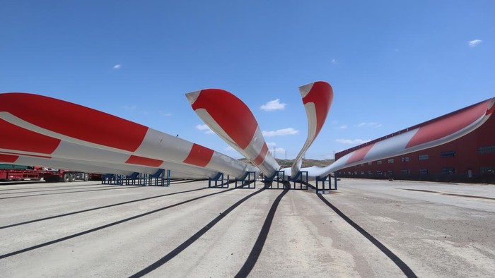 Sejumlah baling-baling berukuran besar untuk menggerakkan pembangkit listrik tenaga angin yang dibuat oleh Mingyang New Energy Material Technology Co Ltd, di Baotou, Mongolia Dalam, siap diangkut ke berbagai lokasi pembangkitan di China, Kamis (1/6/2023). Perusahaan tersebut mampu memproduksi 600 set baling-baling pembangkit listrik tenaga angin per tahun dengan kemampuan produksi listrik per unit antara 5 hingga 12 megawatt. ANTARA FOTO/M. Irfan Ilmie/hp.