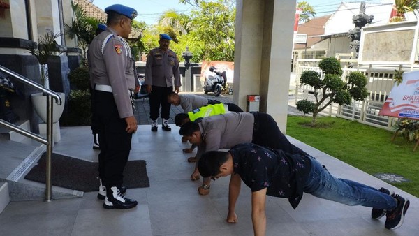 Kronologi Polisi Viral Asyik Ngebir-Tolak Laporan Korban Copet