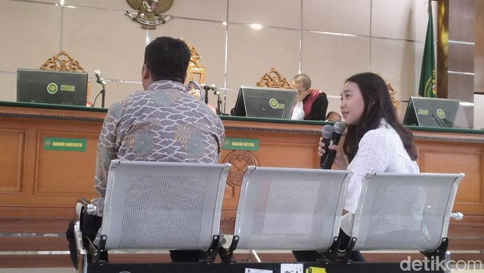 PHL Dishub Kota Bandung Nadya Nurul Anisa saat jadi saksi di kasus penyuap Yana Mulyana. Sidang digelar di Pengadilan Tipikor Bandung, Senin (17/7/2023).