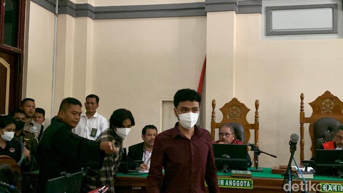 Ken Admiral saat tiba di PN Medan. (Raja Malo Sinaga/detikSumut)