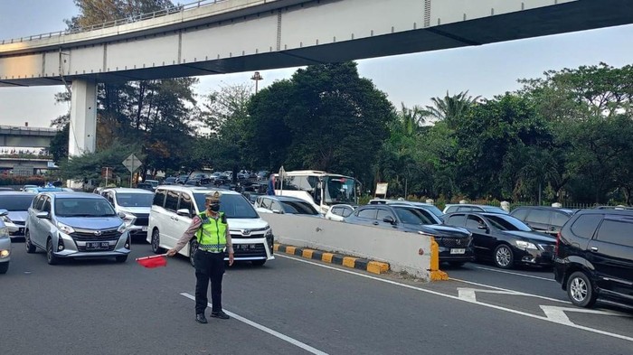 Polisi buka tutup lalin di Underpass Tomang demi urai macet.