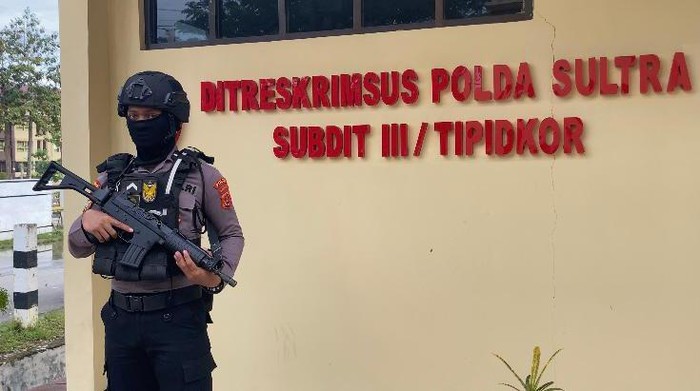 Polisi melakukan penjagaan saat Bupati Muna Rusman Emba dan saksi lainnya diperiksa KPK di Ditreskrimsus Polda Sultra.