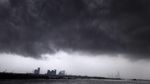 Potret Awan Gelap Payungi India