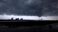 Awan gelap terlihat menggantung di langit New Delhi, India