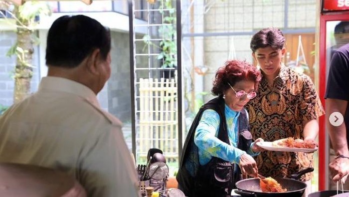 Prabowo berkunjung ke kediaman Susi Pudjiastuti.