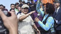 Menteri Pertahanan Prabowo Subianto (kedua kanan) tos tangan dengan Ketua Umum Pandu Laut Nusantara atau mantan Menteri Kelautan dan Perikanan (KKP) Susi Pudjiastuti (kanan) di Pesisir Pantai Barat, Kabupaten Pangandaran, Jawa Barat, Senin (17/7/2023).  