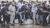 Dalam kunjungannya Prabowo Subianto memberikan bantuan 20 mesin kapal untuk nelayan dan melepasliarkan ratusan tukik di pesisir Pantai Pangandaran.  