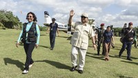 Menteri Pertahanan Prabowo Subianto (kanan) didampingi Ketua Umum Pandu Laut Nusantara atau mantan Menteri Kelautan dan Perikanan (KKP) Susi Pudjiastuti (kiri) tiba di Bandara Susi Beach Strip, Pantai Barat, Kabupaten Pangandaran, Jawa Barat, Senin (17/7/2023).  