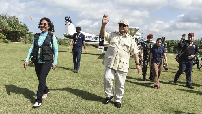 Menteri PertahananPrabowo Subianto (kedua kiri) didampingi Ketua Umum Pandu Laut Nusantara atau mantan Menteri Kelautan dan Perikanan (KKP) Susi Pudjastuti (ketiga kiri) saat melepasliarkan tukik di Pesisir Pantai Barat, Kabupaten Pangandaran, Jawa Barat, Senin (17/7/2023). Dalam kunjungannya Prabowo Subianto memberikan bantuan 20 mesin kapal untuk nelayan dan melepasliarkan ratusan tukik di pesisir Pantai Pangandaran. ANTARA FOTO/Adeng Bustomi/foc.
