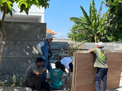 Preman satroni kantor lembaga bantuan hukum di Denpasar dan diduga melakukan pemerasan. Kasus tengah ditangani Polresta Denpasar. (Dok. LABHI Bali)