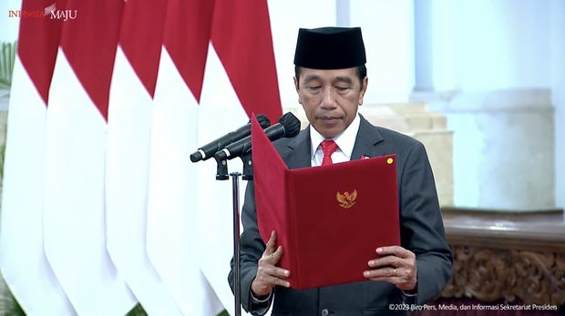 Presiden Joko Widodo melantik Menteri, sejumlah Wamen, dan Anggota Wantimpres Sisa Masa Jabatan 2019-2024, pada Senin (17/7/2023). (Tangkapan Layar Youtube Sekretariat Presiden)