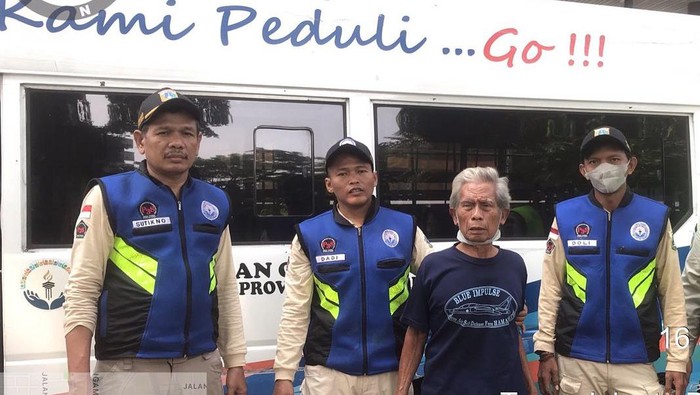 Pria lansia ditangkap petugas Satpol PP yang membawa uang Rp 18 juta itu dibawa ke panti sosial untuk dibina. (IG @satpol.pp)
